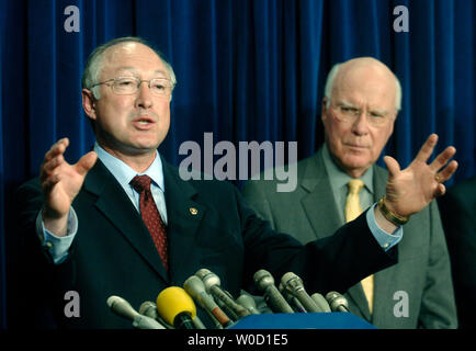 Sen Ken Salazar (D-CO) spricht über die Einwanderung an eine parteiübergreifende Pressekonferenz zur Unterstützung der Mc Cain-Kennedy Rechnung, so dass illegale Ausländer Staatsangehörigkeit über einen Zeitraum von sechs Jahren zu gewinnen, in Washington am 30. März 2006. (UPI Foto/Kevin Dietsch) Stockfoto