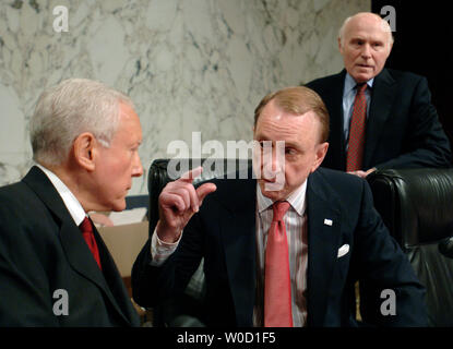 Senator Arlen Specter (R-PA) (C) spricht zu Senator Orrin Hatch (R-UT) (L) während Sen Herbert Kohl (D-WI) Uhren auf, vor dem Senat-rechtsausschusse Anhörung zur Prüfung zu rufen Präsident Bush in Washington am 31. März 2006, das Mißtrauen auszusprechen. (UPI Foto/Kevin Dietsch) Stockfoto