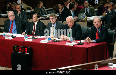 Von der Linken, Associate Director des Center für National Security Law Robert Turner, Partner von Fein & Fein Bruce Fein, Partner von Baker & Hostetler Lee Casey, White house Counsel an Präsident Nixon John Dean und Partner von Mayer Brown Rowe Maw LLP Johannes Schmidt, bezeugen vor einem Senat-rechtsausschusse Anhörung zur Prüfung zu rufen Präsident Bush in Washington am 31. März 2006, das Mißtrauen auszusprechen. (UPI Foto/Kevin Dietsch) Stockfoto