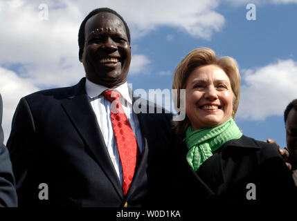 Der ehemalige Sklave Simon Deng grüßt Sudan Sen. Hillary Clinton (D-NY) nach Ankunft auf dem US Capitol nach einer 300 km zu Fuß auf Sklaverei und Völkermord im Sudan, in Washington am 5. April 2006. Deng begann seine Reise in New York am 15. März und endete heute auf der National Mall mit einer Rallye Aufmerksamkeit zu bringen moderne Sklaverei im Sudan. (UPI Foto/Kevin Dietsch) Stockfoto