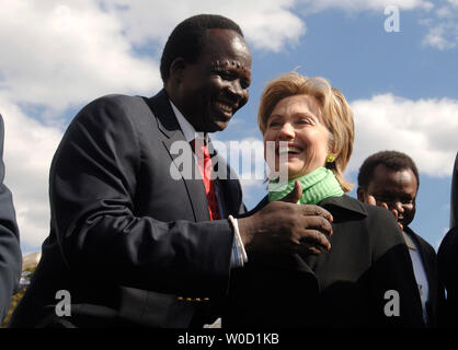 Der ehemalige Sklave Simon Deng grüßt Sudan Sen. Hillary Clinton (D-NY) nach Ankunft auf dem US Capitol nach einer 300 km zu Fuß auf Sklaverei und Völkermord im Sudan, in Washington am 5. April 2006. Deng begann seine Reise in New York am 15. März und endete heute auf der National Mall mit einer Rallye Aufmerksamkeit zu bringen moderne Sklaverei im Sudan. (UPI Foto/Kevin Dietsch) Stockfoto