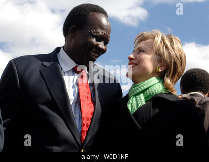 Der ehemalige Sklave Simon Deng grüßt Sudan Sen. Hillary Clinton (D-NY) nach Ankunft auf dem US Capitol nach einer 300 km zu Fuß auf Sklaverei und Völkermord im Sudan, in Washington am 5. April 2006. Deng begann seine Reise in New York am 15. März und endete heute auf der National Mall mit einer Rallye Aufmerksamkeit zu bringen moderne Sklaverei im Sudan. (UPI Foto/Kevin Dietsch) Stockfoto