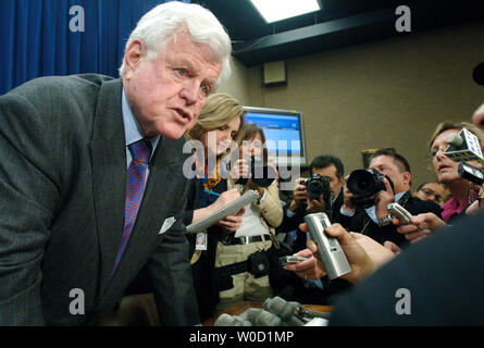 Senator Edward Kennedy (D-MA) im Gespräch mit Reportern nach einem Gespräch mit anderen Senatoren auf Immigration Reform auf einer Pressekonferenz in Washington am 6. April 2006. Der Senat stimmte gegen schließen Debatte auf der Rechnung, aber im Prinzip hat sich auf einen Kompromiss. (UPI Foto/Kevin Dietsch) Stockfoto