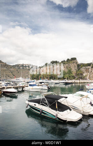 Der Hafen Puerto Deportivo Marina del Este direkt vor almuncar in La Herradura, Granada, Spanien Stockfoto