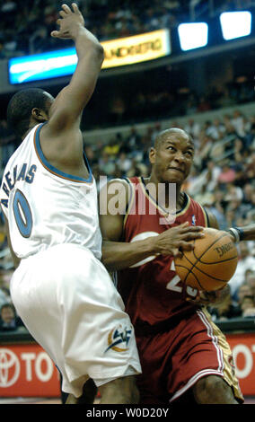 Cleveland Kavaliere Eric Snow (20) Laufwerke an den Korb gegen Washington Wizards Gilbert Arenas (0), die im zweiten Quartal im Verizon Center in Washington am 16. April 2006. (UPI Foto/Kevin Dietsch) Stockfoto