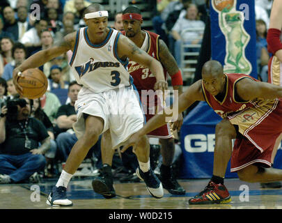 Washington Wizards Caron Butler (3) ausweicht, Cleveland Kavaliere Eric Snow (20) im Laufe des zweiten Quartals im Verizon Center in Washington am 16. April 2006. (UPI Foto/Kevin Dietsch) Stockfoto