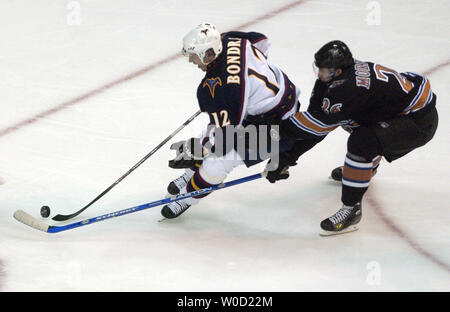 Atlanta Thrashers Peter Bondra (12) Festplatten mit dem Ziel gegen Washington Wizards Shaone Morrisonn (26), während des zweiten Zeitraums im Verizon Center in Washington am 17. April 2006. Die Hauptstädte besiegten die Thrashers 6-4. (UPI Foto/Kevin Dietsch) Stockfoto