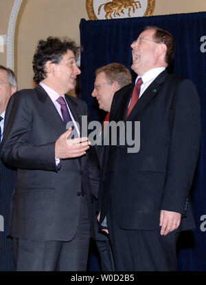 Der französische Finanzminister Thierry Breton (L), lacht mit Bundesfinanzminister Steinbrueck (R), nachdem eine Gruppe Foto Session in der G7 Finanzminister und Notenbankgouverneure in Washington am 21. April 2006. (UPI Foto/Kevin Dietsch) Stockfoto