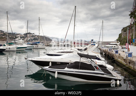 Der Hafen Puerto Deportivo Marina del Este direkt vor almuncar in La Herradura, Granada, Spanien Stockfoto