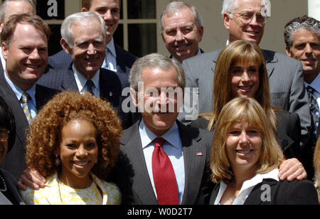 Us-Präsident George W. Bush posiert für ein Foto mit Mitgliedern des Rates auf körperlicher Fitness und Sport im Rosengarten des Weißen Hauses am 24. Mai 2006. (UPI Foto/Roger L. Wollenberg) Stockfoto