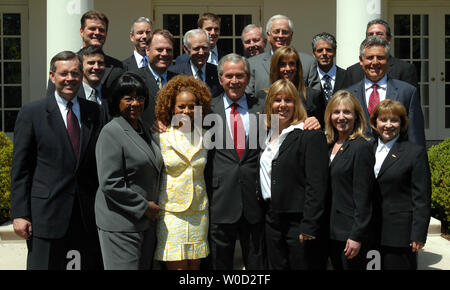 Us-Präsident George W. Bush posiert für ein Foto mit Mitgliedern des Rates auf körperlicher Fitness und Sport im Rosengarten des Weißen Hauses am 24. Mai 2006. (UPI Foto/Roger L. Wollenberg) Stockfoto