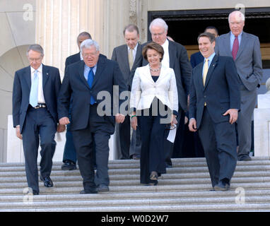 Senat und Repräsentantenhaus Republikaner und Demokraten einschließlich, von rechts, Mehrheitsführer im Senat, Senator Bill Frist (R-TN), Hausminoritätführer Nancy Pelosi (D-CA), Sprecher des Repräsentantenhauses Dennis Hastert (R-IL) und Senat Minderheit Führer Harry Reid (D-NV), Alle machen sich auf den Weg zu einer Pressekonferenz auf der Voting Rights Act, in Washington am 2. Mai 2006. Die überparteiliche Gruppe äußern ihre Unterstützung für die reauthorization der Rechnung. (UPI Foto/Kevin Dietsch) Stockfoto