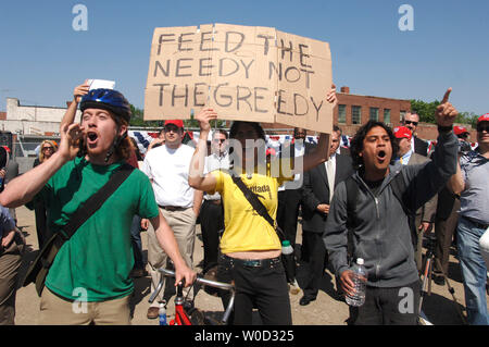 Oscar Smith (L) Nichole Paprika (C) andMarco Del Fuego der Olive Brance Gemeinschaft Obdachlose actives Gruppe der Bau des neuen Staatsangehörigen Stadion während der spatenstich, in Washington am 4. Mai 2006 protestieren. Die Gruppe ist gegen den Bau, weil ein Obdachlosenheim abgerissen werden Weg für das Stadion zu machen. (UPI Foto/Kevin Dietsch) Stockfoto