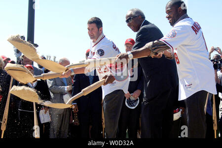 Staatsangehörige Teammitglieder einschließlich Catcher Brian Schneider (L), Team Manager Frank Robinson (C) und zweite Basisspieler Marlon Anderson in der Spatenstich für die Angehörigen neue Stadion teilnehmen, in Washington am 4. Mai 2006. Die Angehörigen Franchise wurde vor Kurzem von der Major League Baseball durch die Lerner Familie für $ 450 Mio. erworben. (UPI Foto/Kevin Dietsch) Stockfoto