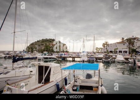 Der Hafen Puerto Deportivo Marina del Este direkt vor almuncar in La Herradura, Granada, Spanien Stockfoto