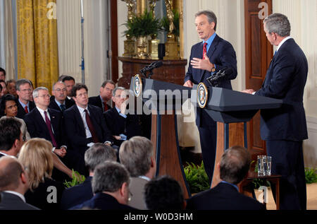 Der britische Premierminister Tony Blair (L) und US-Präsident George W. Bush halten eine gemeinsame drücken Sie Verfügbarkeit, im Osten Zimmer im Weißen Haus am 25. Mai 2006. Bush und Blair sprach auf dem Krieg und im Irak und schwor es, bis die Iraker zu bleiben, bereit sind, die volle Kontrolle zu nehmen. (UPI Foto/Kevin Dietsch) Stockfoto