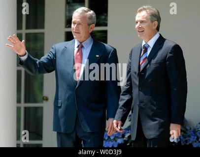 US-Präsident George W. Bush (L) begrüßt der britische Premierminister Tony Blair im Weißen Haus für das Mittagessen, in Washington am 26. Mai 2006. (UPI Foto/Kevin Dietsch) Stockfoto