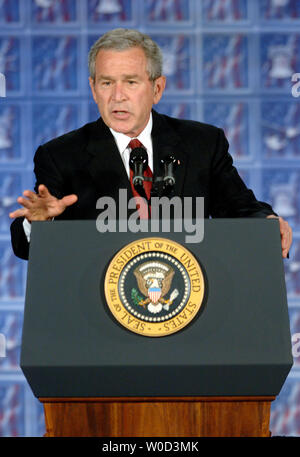 Präsident George W. Bush spricht über Einwanderung Reform bei der amerikanischen Handelskammer in Washington am 1. Juni 2006. (UPI Foto/Kevin Dietsch) Stockfoto