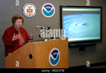 Sen. Barbara Mikulski (D-MD) spricht bei einer Pressekonferenz auf der nationalen ozeanischen und atmosphärischen Verwaltungen (NOAA) hurricane Vorhersagen für die Saison 2006, bei der NOAA Central Command in Camp Springs, MD am 5. Juni 2006. Mikulski tourte die Anlage und sprach über die kommende Saison zu Meteorologe. (UPI Foto/Kevin Dietsch) Stockfoto