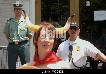 Die demonstranten von PETA protest Stier in der Nähe von der Spanischen Botschaft kämpfen in den USA in Washington am 6. Juni 2006. Die Menschen für die ethische Behandlung von Tieren protestiert die jährliche Ausführung der Bullen und der anschließenden Stierkämpfe, die jährlich Anfang Juli statt. (UPI Foto/Roger L. Wollenberg) Stockfoto