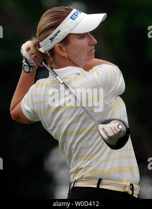 Karrie Webb von Australien, paßt ihren Antrieb aus der elften T-Stück, während der ersten Runde der McDonald's LPGA Championship Golf Turnier, in Havre de Grace, Maryland am 8. Juni 2006. (UPI Foto/Kevin Dietsch) Stockfoto