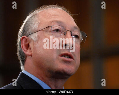 Sen Ken Salazar (D-CO) spricht über die Reform der Einwanderung auf einer Pressekonferenz auf dem Capitol Hill in Washington am 27. Juni 2006. (UPI Foto/Kevin Dietsch) Stockfoto