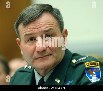 Befehlshaber der Kräfte kombiniert Command-Afghanistan Armee Generalleutnant Karl Eikenberry bezeugt vor einem House Armed Services Committee Hearing über den Status und die Sicherheit in Afghanistan, in Washington am 28. Juni 2006. (UPI Foto/Kevin Dietsch) Stockfoto