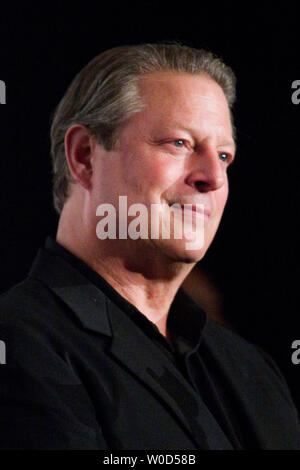 Der ehemalige US-Vizepräsident Al Gore spricht mit dem Publikum nach der Vorführung seines Films "Eine unbequeme Wahrheit" im Landmark's E Street Cinema, in Washington DC am Donnerstag, 6. Juli 2006. (UPI Foto/Kamenko Pajic) Stockfoto