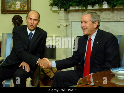 Us-Präsident George W. Bush schüttelt Hände mit Sloweniens Ministerpräsident Janez Jansa nach ihrem Treffen im Oval Office des Weißen Hauses in Washington am 10. Juli 2006. (UPI Foto/Roger L. Wollenberg) Stockfoto