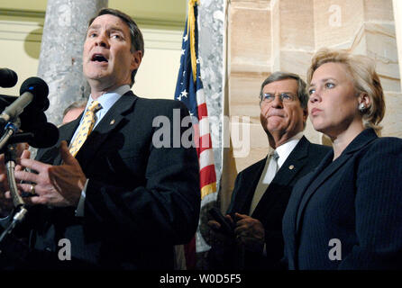 Mehrheitsführer im Senat, Bill Erste (R-TN) spricht über eine parteiübergreifende Einigung über Offshore drilling, auf einer Pressekonferenz in Washington am 12. Juli 2006. Das Abkommen, wenn er verabschiedet wird, wird Öl bohren offen vor der Küste von Florida. Ersten war, von seiner linken verbunden, Sen. Trent Lott (R-MS) und Sen. Kay Bailey Hutchison (R-TX). (UPI Foto/Kevin Dietsch) Stockfoto