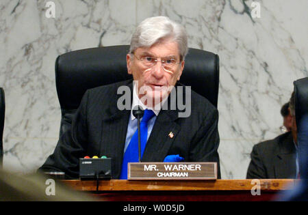 Vorsitzender des Senate Armed Services Committee Senator John Warner (R-VA) Fragen Zeugen während der Senat Armed Services Committee Hearing über die Guantanamo Häftlinge, in Washington am 13. Juli 2006. (UPI Foto/Kevin Dietsch) Stockfoto