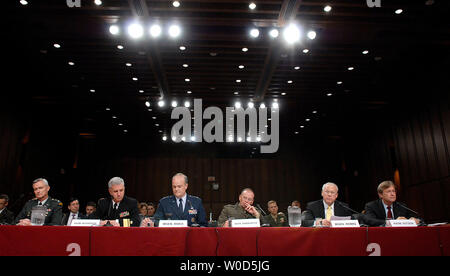 Von links nach rechts, Judge Advocate General der Armee Generalmajor Scott Schwarz, Judge Advocate General der Marine hinten Adm. James McPherson Scott Schwarz, Air Force Judge Advocate General Major General Jack Rives, Personal Judge Advocate, der Kommandant der Marine Corp Brig. Gen. Kevin Sandkuhler, ehemaliger Judge Advocate General der Armee, pensionierte Generalmajor Thomas Romig und ehemaligen Judge Advocate General der Marine in den Ruhestand hinten Adm. John Hutson, bezeugen vor einem Senat Armed Services Committee Hearing über die Guantanamo Häftlinge, in Washington am 13. Juli 2006. (UPI Foto/Kevin Dietsch) Stockfoto