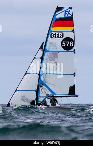 Kiel, Deutschland. 27 Juni, 2019. Jule Görge und Auch Fenja Valentien aus Deutschland sind auf Kurs in den 49 erFX Klasse für ein Rennen in der Kieler Woche auf dem Fjord aus Schilksee. Die Kieler Woche ist das größte Segelveranstaltung der Welt. Fast 500 Athleten wird ab 26.6. auf 325 Boote aus 48 Nationen an den Olympischen Klassen an der Kieler Woche. Credit: Frank Molter/dpa/Alamy leben Nachrichten Stockfoto