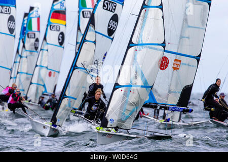 Kiel, Deutschland. 27 Juni, 2019. Viktoria Jurczok und Anika Lorenz (M) aus Deutschland sind auf Kurs in den 49 erFX Klasse für ein Rennen in der Kieler Woche auf dem Fjord aus Schilksee. Die Kieler Woche ist das größte Segelveranstaltung der Welt. Fast 500 Athleten wird ab 26.6. auf 325 Boote aus 48 Nationen an den Olympischen Klassen an der Kieler Woche. Credit: Frank Molter/dpa/Alamy leben Nachrichten Stockfoto