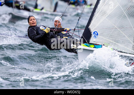 Kiel, Deutschland. 27 Juni, 2019. Tina Lutz (r) und Susann Beucke aus Deutschland sind auf Kurs in den 49 erFX Klasse für ein Rennen in der Kieler Woche auf dem Fjord aus Schilksee. Die Kieler Woche ist das größte Segelveranstaltung der Welt. Fast 500 Athleten wird ab 26.6. auf 325 Boote aus 48 Nationen an den Olympischen Klassen an der Kieler Woche. Credit: Frank Molter/dpa/Alamy leben Nachrichten Stockfoto