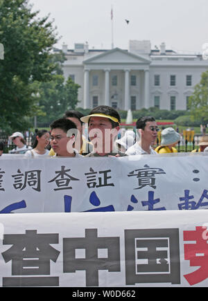 Falun Gong Mitglieder Line-up für einen Marsch durch Washington im Lafayette Park vor dem Weißen Haus am 21. Juli 2006. Falun Gong Praktizierende versucht, die Aufmerksamkeit auf die angebliche verbreitete zu bringen, Folter und Misshandlung ihre Anhänger leiden unter der Chinesischen Kommunistischen Partei in China. (UPI Foto/Eduardo Sverdlin) Stockfoto