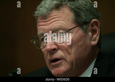 Senator James Inhofe, R - OK, spricht während einem Senat, Umwelt und öffentliche Arbeiten Ausschuss Anhörung zur notfallvorsorge der Nation- und Reaktionssystem auf dem Capitol Hill in Washington am 27. Juli 2006. (UPI Foto/Eduardo Sverdlin) Stockfoto