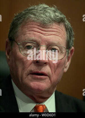 Senator James Inhofe, R - OK, spricht während einem Senat, Umwelt und öffentliche Arbeiten Ausschuss Anhörung zur notfallvorsorge der Nation- und Reaktionssystem auf dem Capitol Hill in Washington am 27. Juli 2006. (UPI Foto/Eduardo Sverdlin) Stockfoto