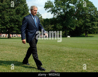 Präsident George W. Bush macht sich auf den Weg eine Erklärung zu liefern liefert auf die Situation im Nahen Osten, vor dem Abflug im Süden Rasen des Weißen Hauses in Washington, am 30. Juli 2006. Bush erklärte Reportern, dass er in Kontakt mit der Außenministerin Condoleezza Rice und der britische Premierminister Tony Blair hatte. (UPI Foto/Kevin Dietsch) Stockfoto