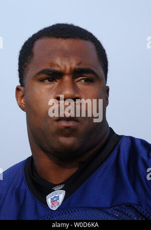 Baltimore Ravens zurück läuft Jamal Lewis (31) sitzt beim morgendlichen Stretching, während der dritte Tag des Raben Trainingslager am McDaniel College in Westminster, Maryland, am 31. Juli 2006. (UPI Foto/Kevin Dietsch) Stockfoto