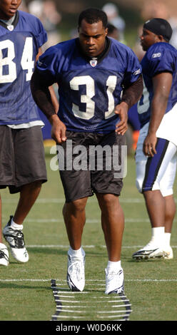 Baltimore Ravens zurück läuft Jamal Lewis (31.) in eine offensive Bohrer, während der dritte Tag des Trainingslager am McDaniel College in Westminster, Maryland, am 31. Juli 2006. (UPI Foto/Kevin Dietsch) Stockfoto