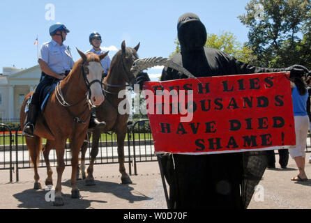 Wayne Cassell, von Westminster, Maria., spielt der Sensenmann vor dem Weißen Haus bei einer Rallye im Lafayette Park in Washington, DC am 12. August 2006. Die a.n.s.w.e.r. Koalition organisiert Tausende Demonstranten rund um das Weiße Haus bis März und für Israels aus dem Libanon und Palästina zurückziehen. Dieses kommt am Tag nach dem einstimmigen Votum des UN-Sicherheitsrates an die UNO für einen Waffenstillstand. (UPI Foto/Kate George) Stockfoto