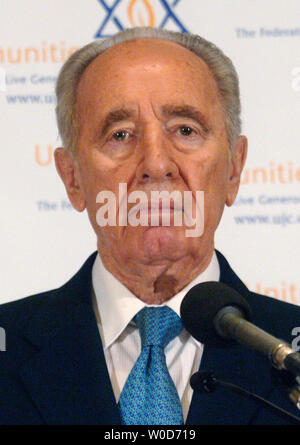 Der stellvertretende israelische Ministerpräsident Shimon Peres spricht über den Wiederaufbau der Norden Israels auf einer Pressekonferenz in Washington am 16. August 2006. Der Wiederaufbau Kampagne wird durch die Vereinigten jüdischen Gemeinschaften und anderen lokalen jüdischen Stiftungen koordiniert. (UPI Foto/Kevin Dietsch) Stockfoto