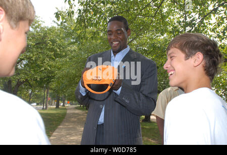 Philadephia 76ers All-Star vorwärts Chris Webber Autogramme für junge Gäste nach einer Veranstaltung anlässlich des 43. Jahrestages der Marsch auf Washington, in der Martin Luther King jr. gab seine "Ich habe einen Traum' Rede in Washington am 28. August 2006. Die Veranstaltung war an der Stelle, wo ein neues Denkmal für König gebaut wird ab diesem November. (UPI Foto/Roger L. Wollenberg) Stockfoto