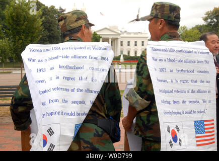 Mitglieder der koreanischen behinderter Veteran Vereinigung für Agent Orange halten eine Mahnwache die öffentliche Aufmerksamkeit auf die Leiden der Soldaten, die neben der US-Soldaten in Vietnam, in der Nähe des Weißen Hauses in Washington am 31. August 2006 kämpften zu bringen. Die Delegation der Koreanischen Kriegsveteranen, die Opfer von "Agent Orange" auf der Suche nach Kompensation für ihre Verletzungen von der US-Regierung und die Chemieunternehmen sind. (UPI Foto/Roger L. Wollenberg) Stockfoto