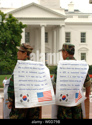 Mitglieder der koreanischen behinderter Veteran Vereinigung für Agent Orange halten eine Mahnwache die öffentliche Aufmerksamkeit auf die Leiden der Soldaten, die neben der US-Soldaten in Vietnam, in der Nähe des Weißen Hauses in Washington am 31. August 2006 kämpften zu bringen. Die Delegation der Koreanischen Kriegsveteranen, die Opfer von "Agent Orange" auf der Suche nach Kompensation für ihre Verletzungen von der US-Regierung und die Chemieunternehmen sind. (UPI Foto/Roger L. Wollenberg) Stockfoto