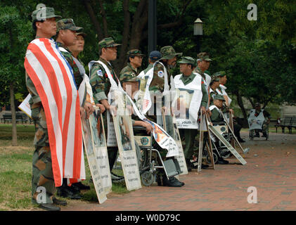 Mitglieder der koreanischen behinderter Veteran Vereinigung für Agent Orange halten eine Mahnwache die öffentliche Aufmerksamkeit auf die Leiden der Soldaten, die neben der US-Soldaten in Vietnam, in der Nähe des Weißen Hauses in Washington am 31. August 2006 kämpften zu bringen. Die Delegation der Koreanischen Kriegsveteranen, die Opfer von "Agent Orange" auf der Suche nach Kompensation für ihre Verletzungen von der US-Regierung und die Chemieunternehmen sind. (UPI Foto/Roger L. Wollenberg) Stockfoto