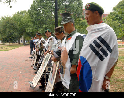 Mitglieder der koreanischen behinderter Veteran Vereinigung für Agent Orange halten eine Mahnwache die öffentliche Aufmerksamkeit auf die Leiden der Soldaten, die neben der US-Soldaten in Vietnam, in der Nähe des Weißen Hauses in Washington am 31. August 2006 kämpften zu bringen. Die Delegation der Koreanischen Kriegsveteranen, die Opfer von "Agent Orange" auf der Suche nach Kompensation für ihre Verletzungen von der US-Regierung und die Chemieunternehmen sind. (UPI Foto/Roger L. Wollenberg) Stockfoto