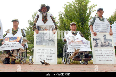 Mitglieder der koreanischen behinderter Veteran Vereinigung für Agent Orange halten eine Mahnwache die öffentliche Aufmerksamkeit auf die Leiden der Soldaten, die neben der US-Soldaten in Vietnam, in der Nähe des Weißen Hauses in Washington am 31. August 2006 kämpften zu bringen. Die Delegation der Koreanischen Kriegsveteranen, die Opfer von "Agent Orange" auf der Suche nach Kompensation für ihre Verletzungen von der US-Regierung und die Chemieunternehmen sind. (UPI Foto/Roger L. Wollenberg) Stockfoto