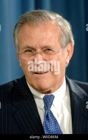 Verteidigungsminister Donald Rumsfeld spricht auf einer Pressekonferenz im Pentagon in Arlington, Virginia, am 11. Oktober 2006. (UPI Foto/Kevin Dietsch) Stockfoto
